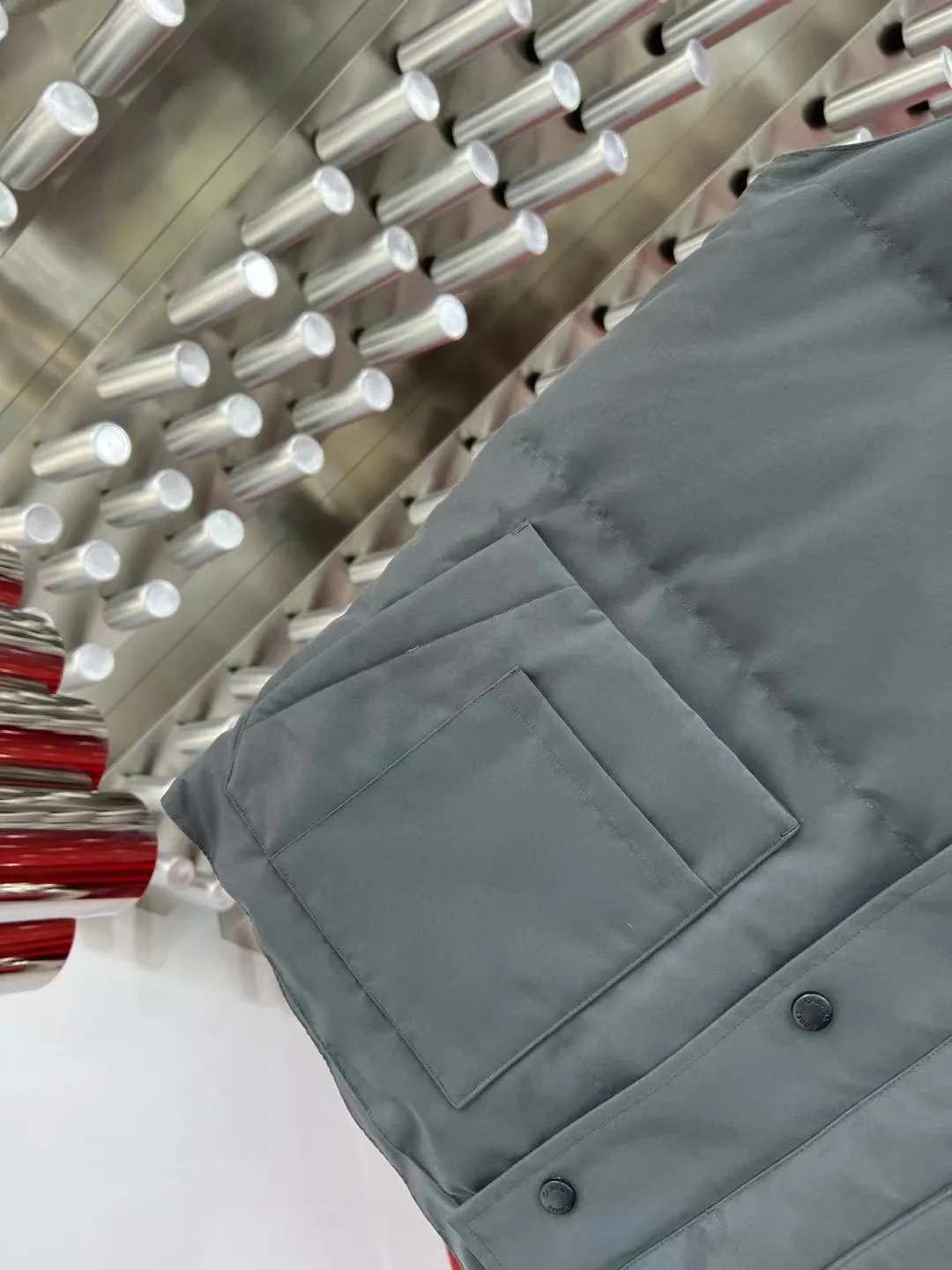 P380 Canadian brand Canada Goosex down jacket has always been recognized as the warmest down jacket. Various Instagram celebrities, Internet celebrities, and celebrities often wear it for street photos. I do Canada Goose every year, but I still can’t get rid of my love for the geese. No matter how cold the weather is, there is no need to be afraid, because there are geese! Filled with 90% white duck down, Canada Goose is the legendary warmest down jacket and is known as a must-have for Arctic outdoor sports! The most popular down jacket in the world, celebrities are rushing to buy it, it is a must-have! Same size for men and women: XS to XXL in stock😍